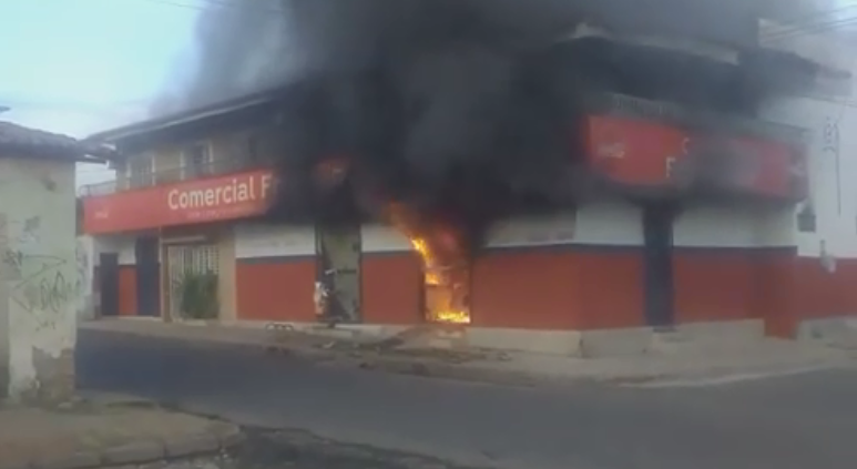 Comércio pega fogo na zona Norte de Teresina